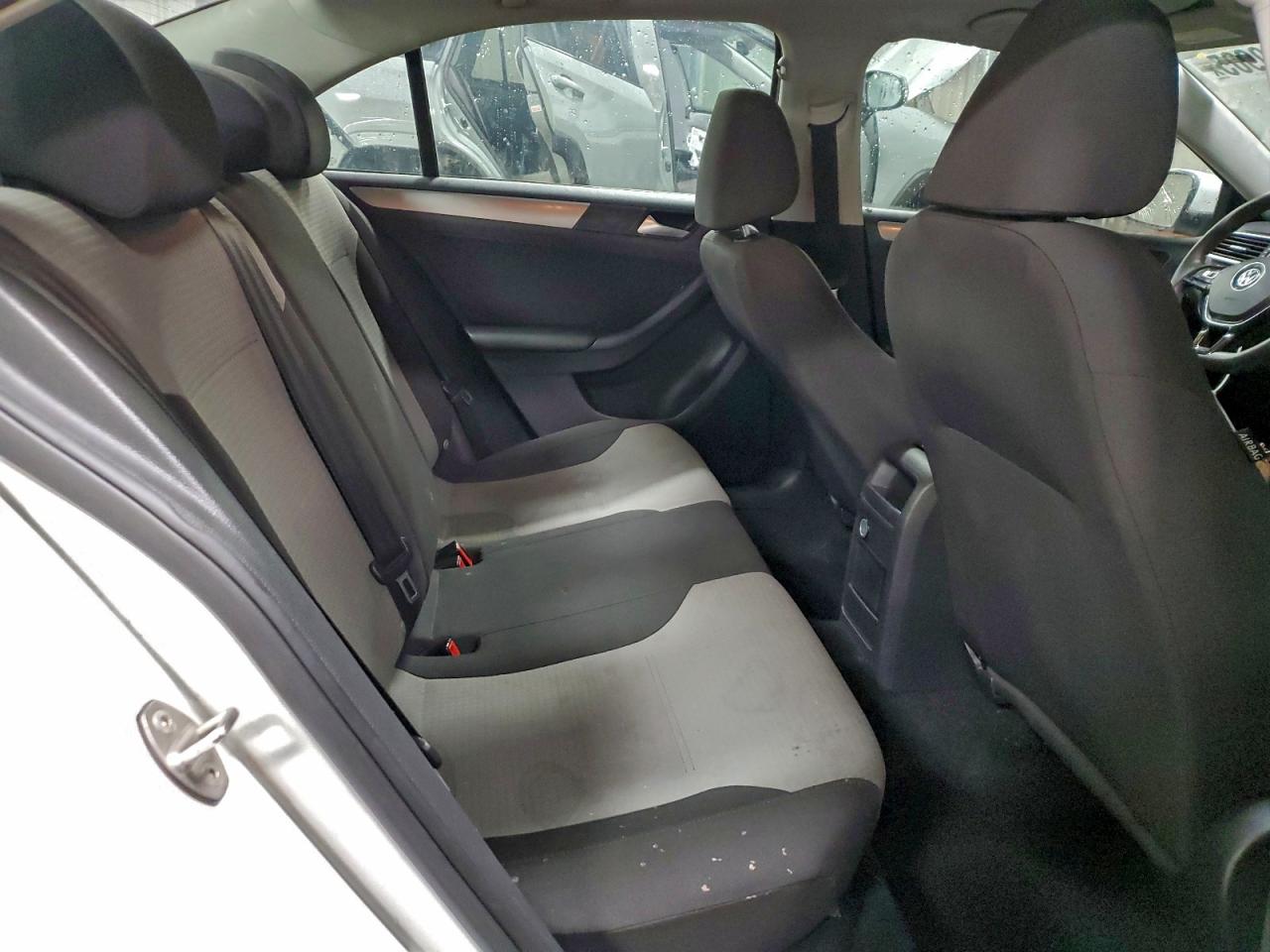 Volkswagen Jetta S Image 8