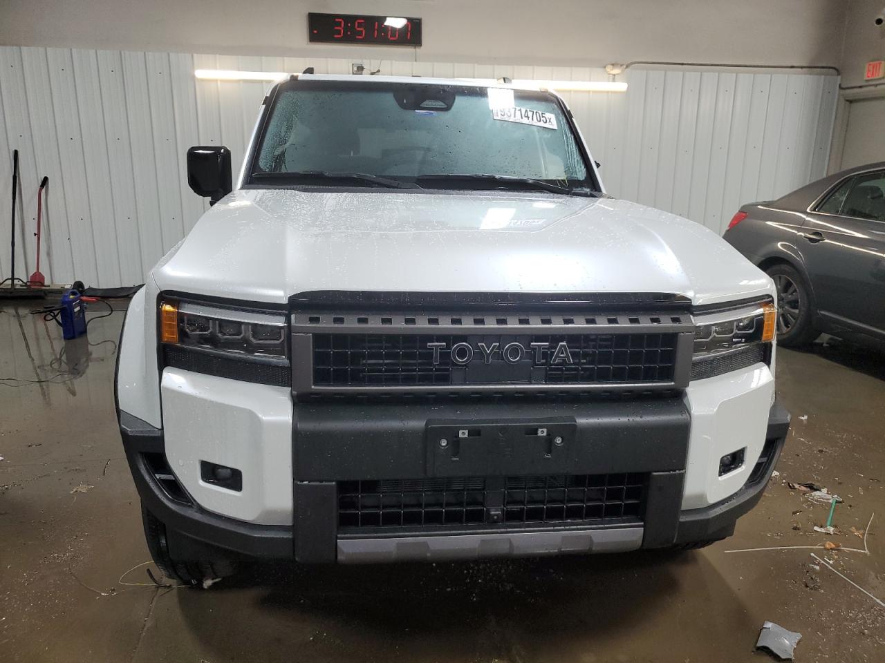 Toyota Land Cruis Base Image 6