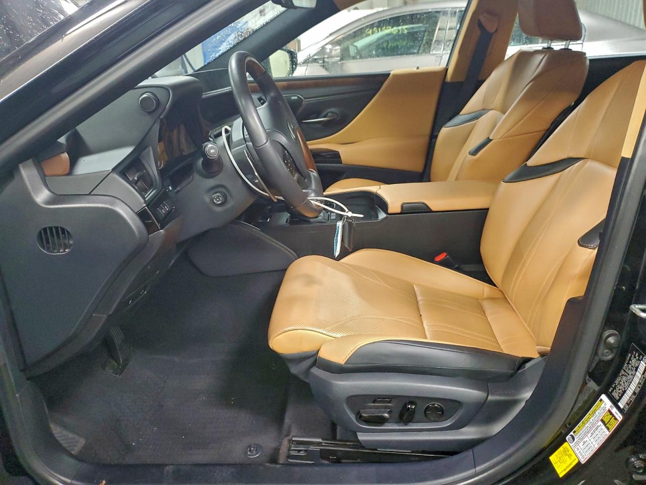 Lexus Es 300h Base Image 2