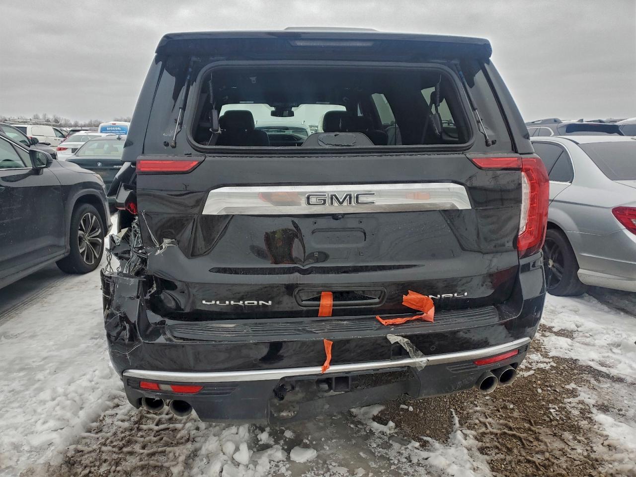 GMC Yukon Denali Image 4