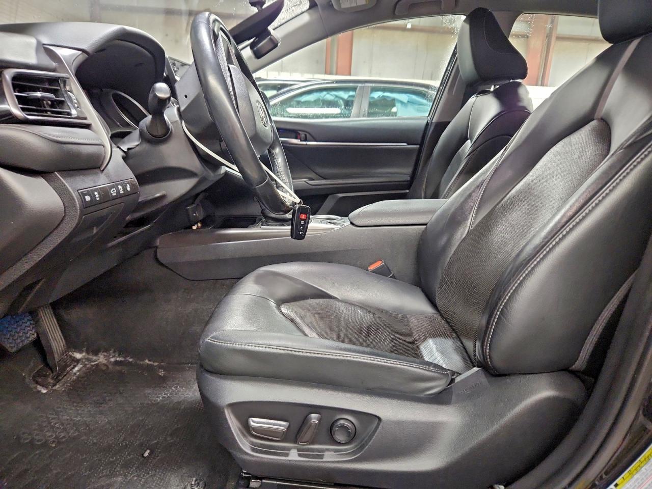 Toyota Camry Xle Image 3