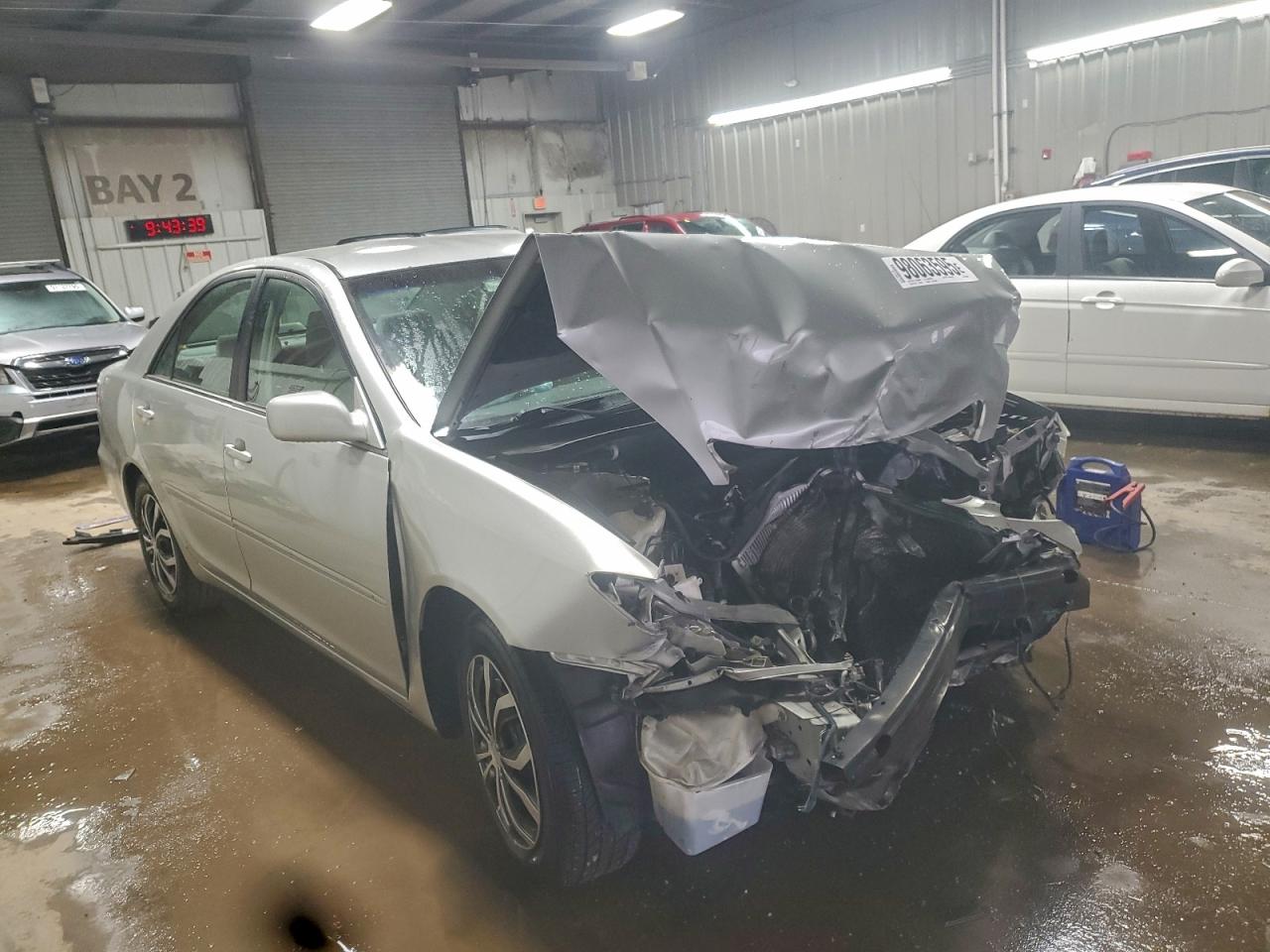 Toyota Camry Le Image 4