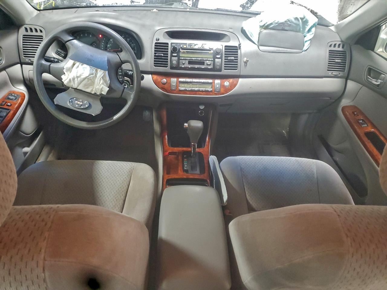 Toyota Camry Le Image 5