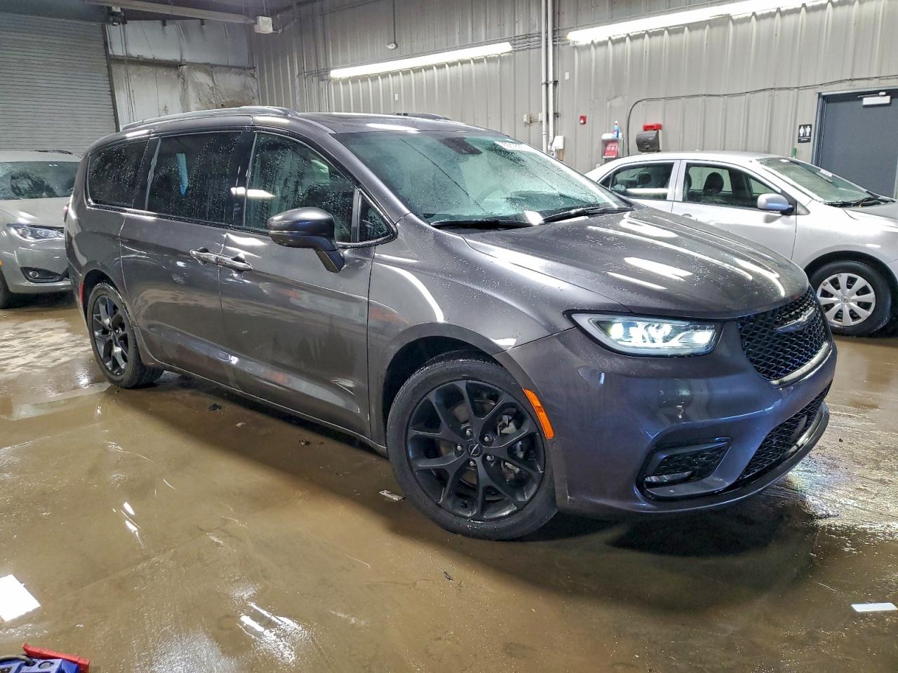 Chrysler Pacifica Limited Image 2