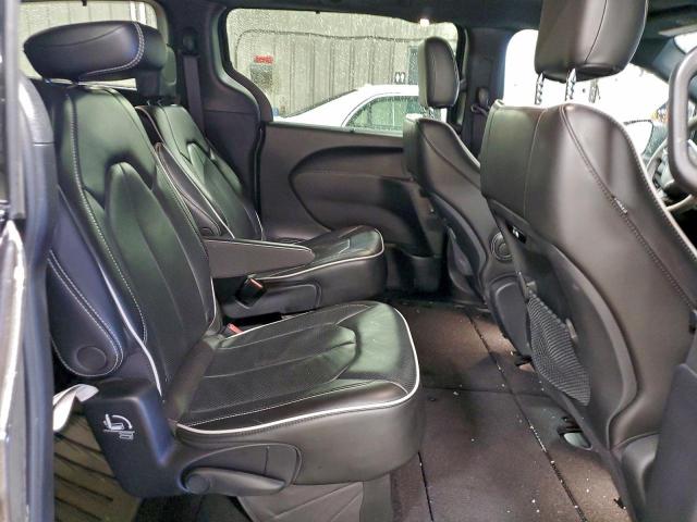 Chrysler Pacifica Limited Image 11