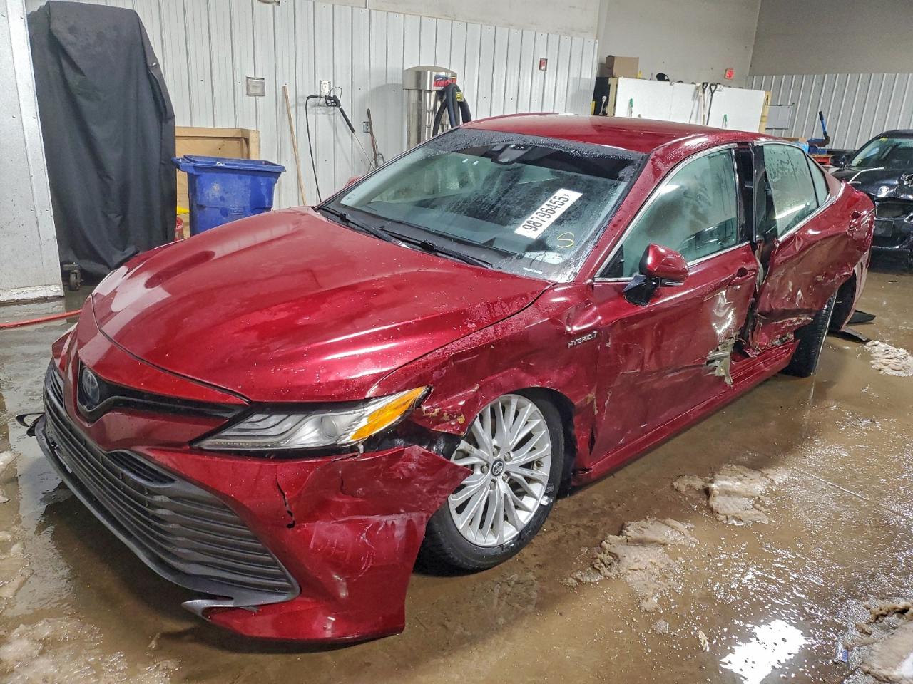 Toyota Camry Hybrid Image 1