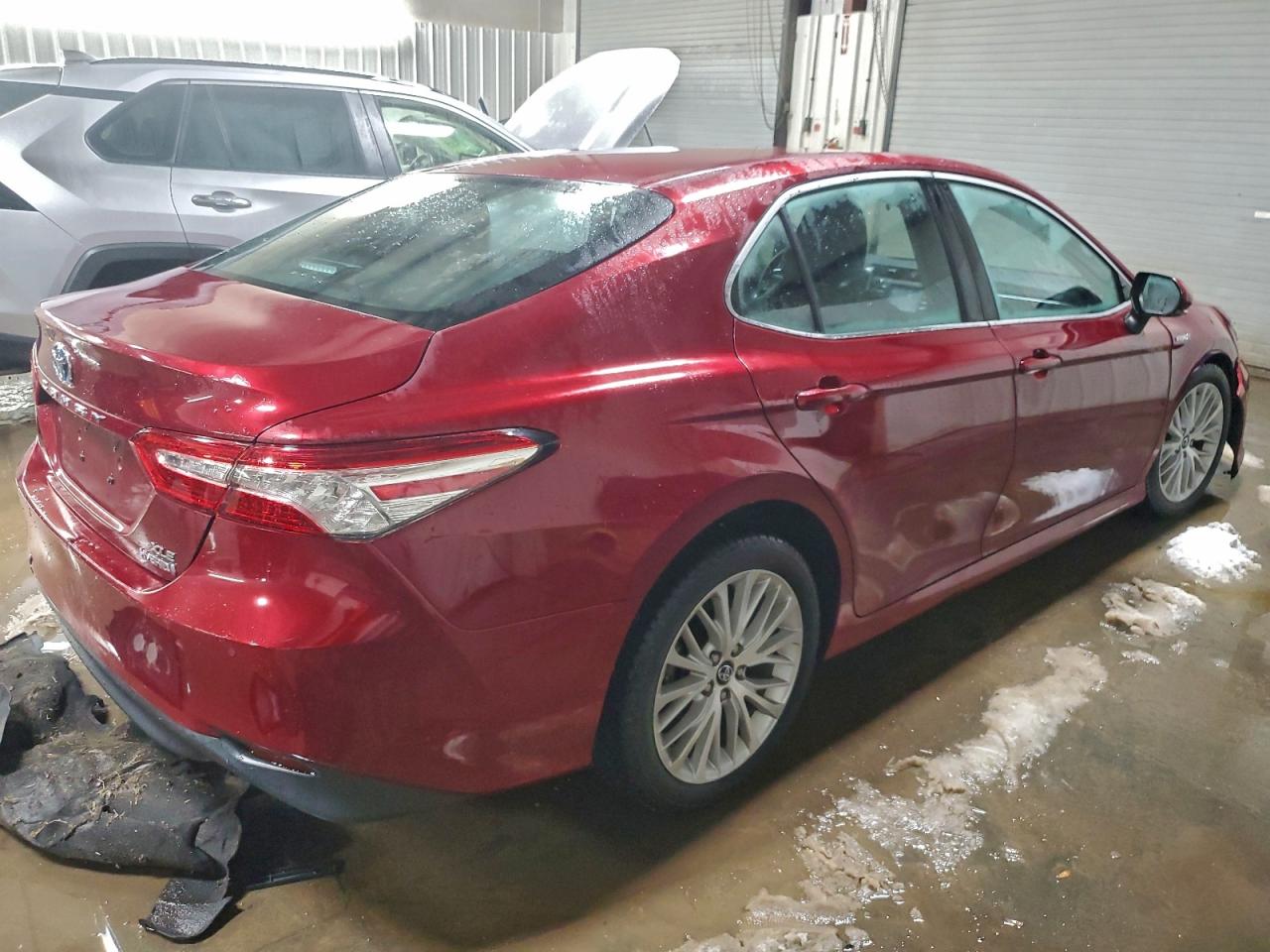 Toyota Camry Hybrid Image 2