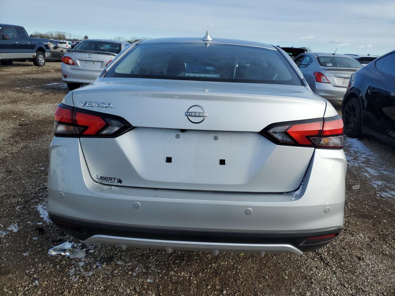 Nissan Versa Sv Image 6