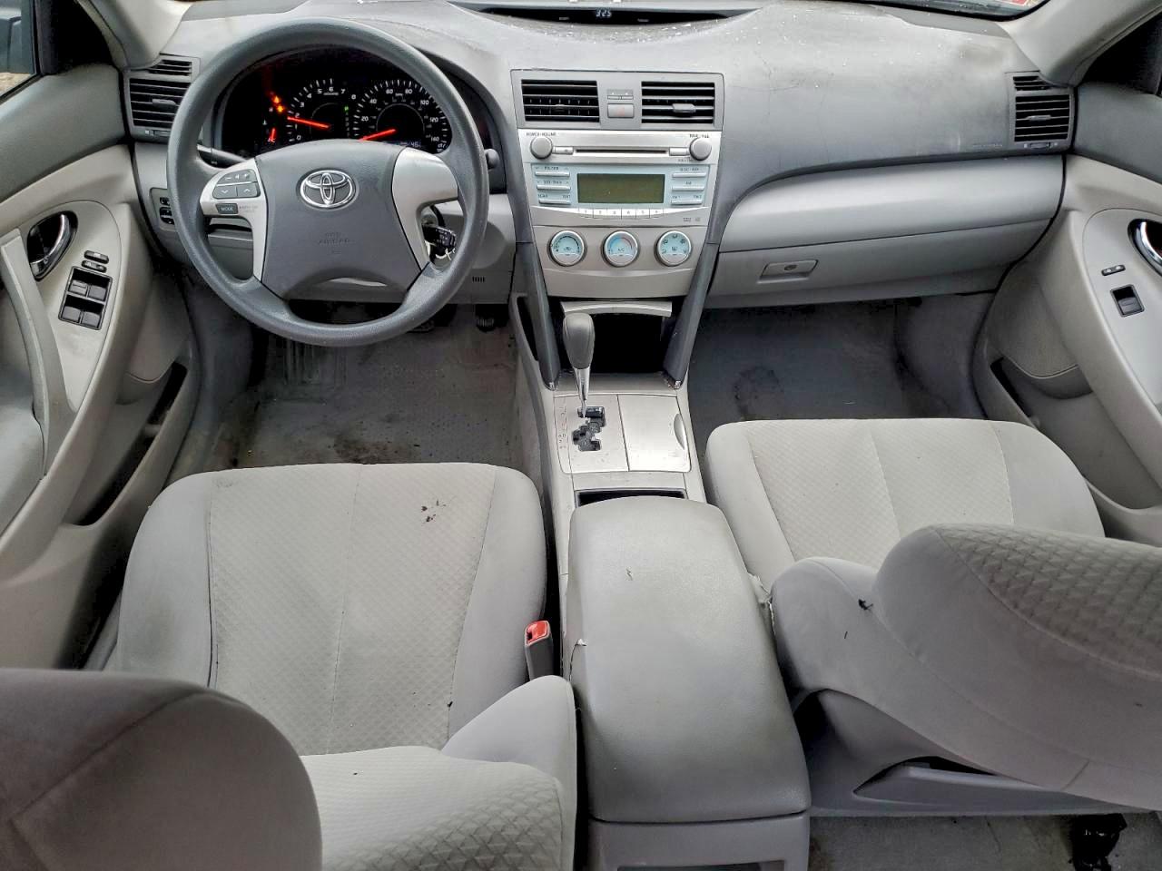 Toyota Camry Base Image 9