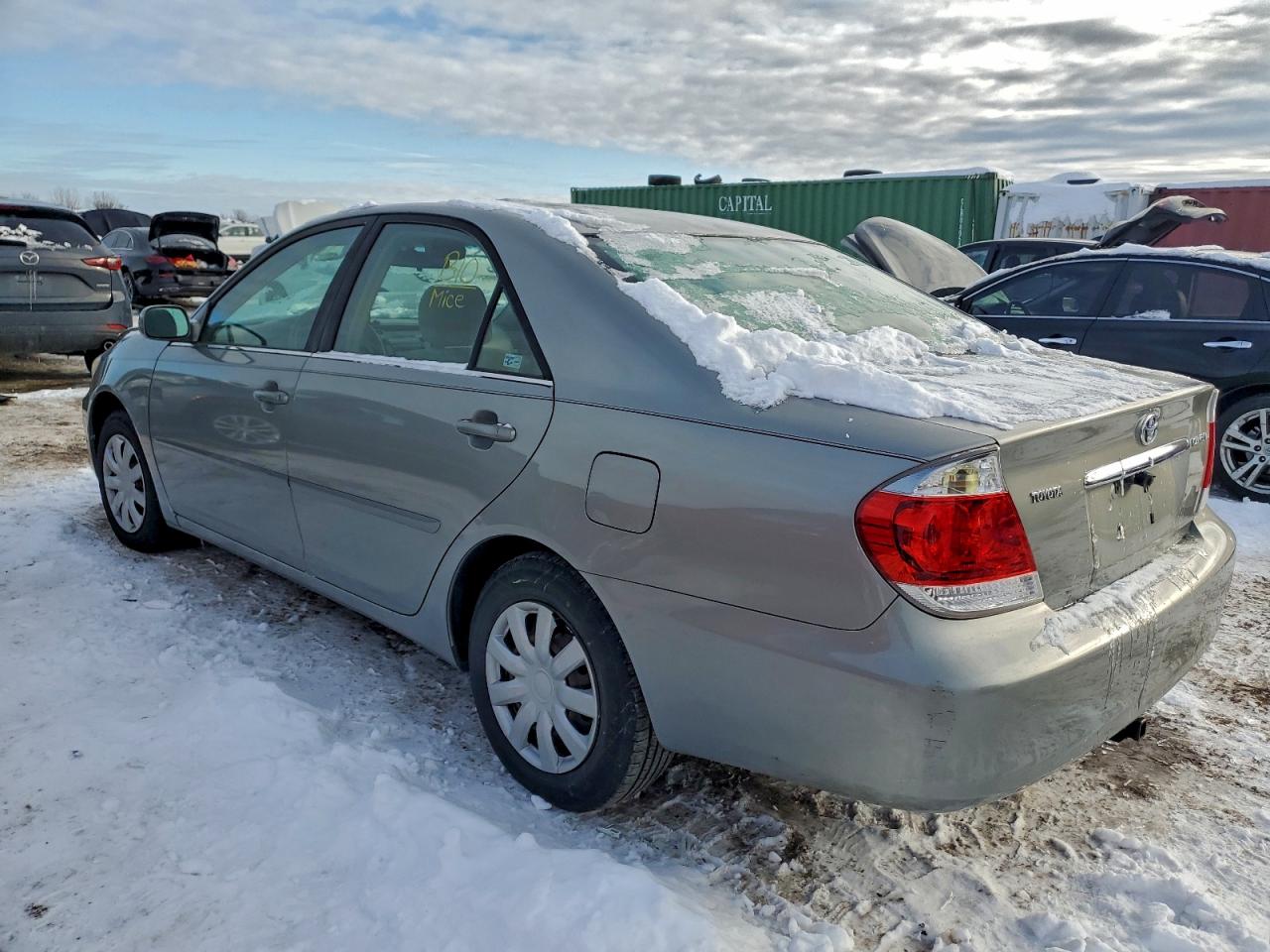 Toyota Camry Le Image 2