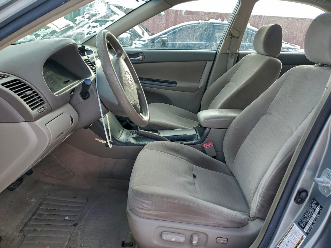 Toyota Camry Le Image 6