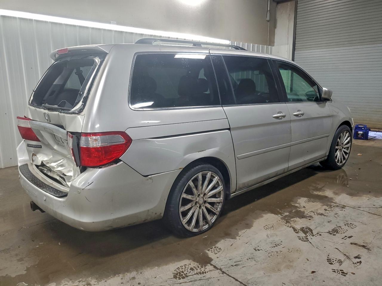 Honda Odyssey Touring Image 2