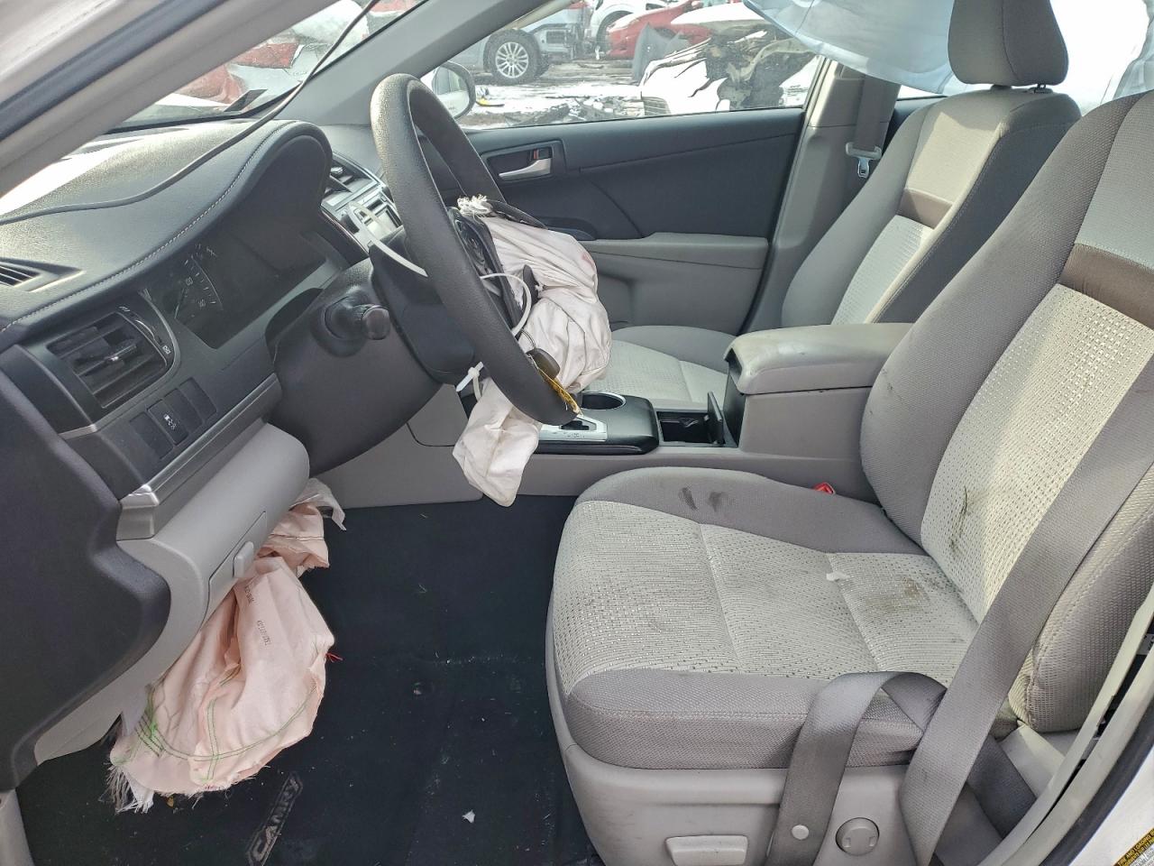 Toyota Camry L Image 2