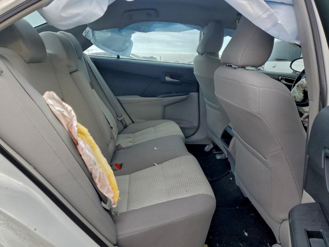 Toyota Camry L Image 11