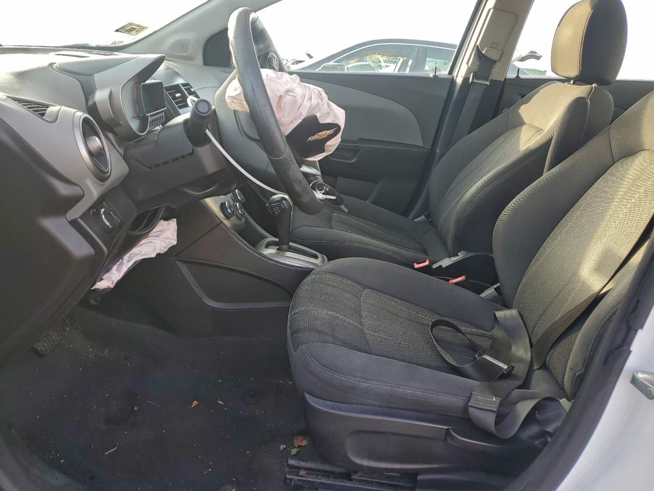 Chevrolet Sonic Lt Image 3