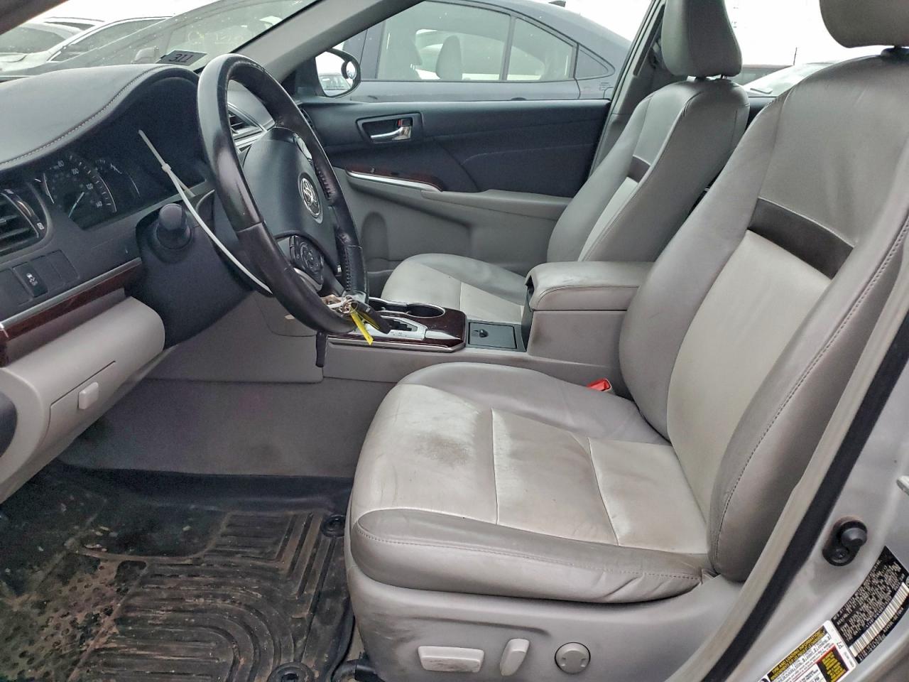 Toyota Camry L Image 6