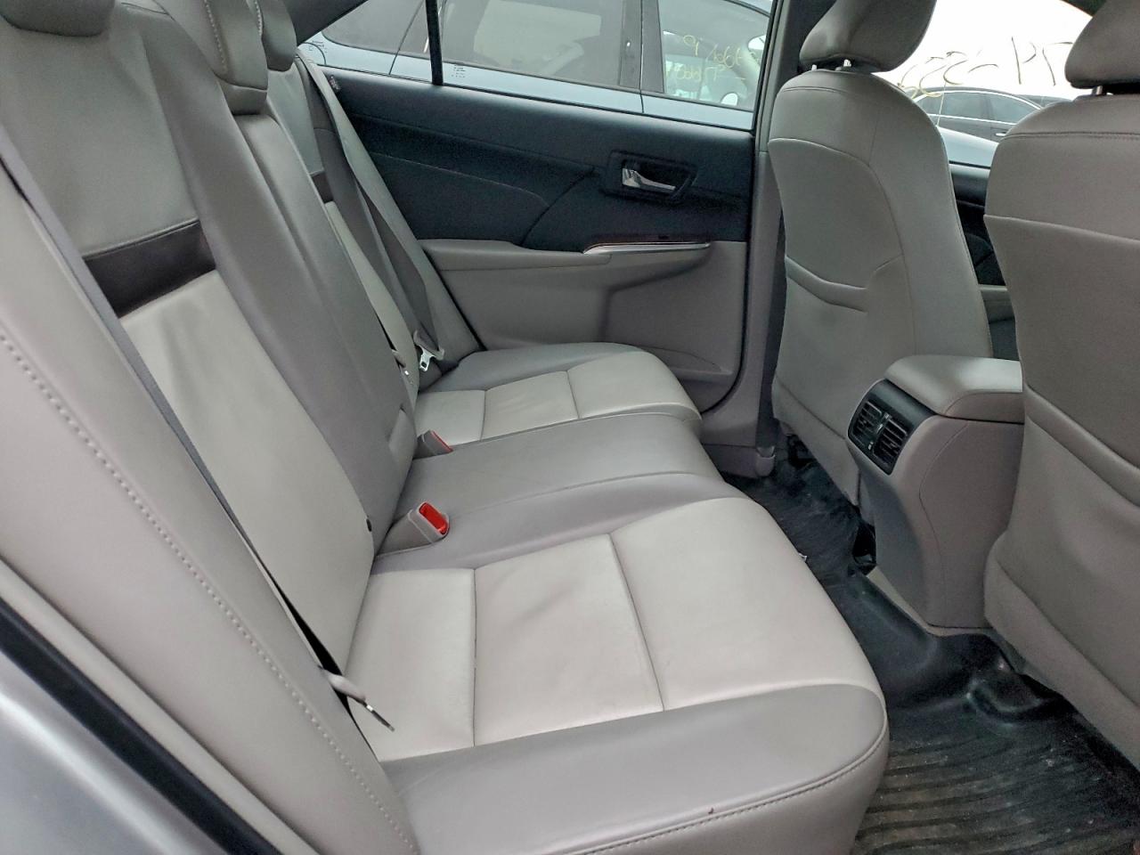 Toyota Camry L Image 10