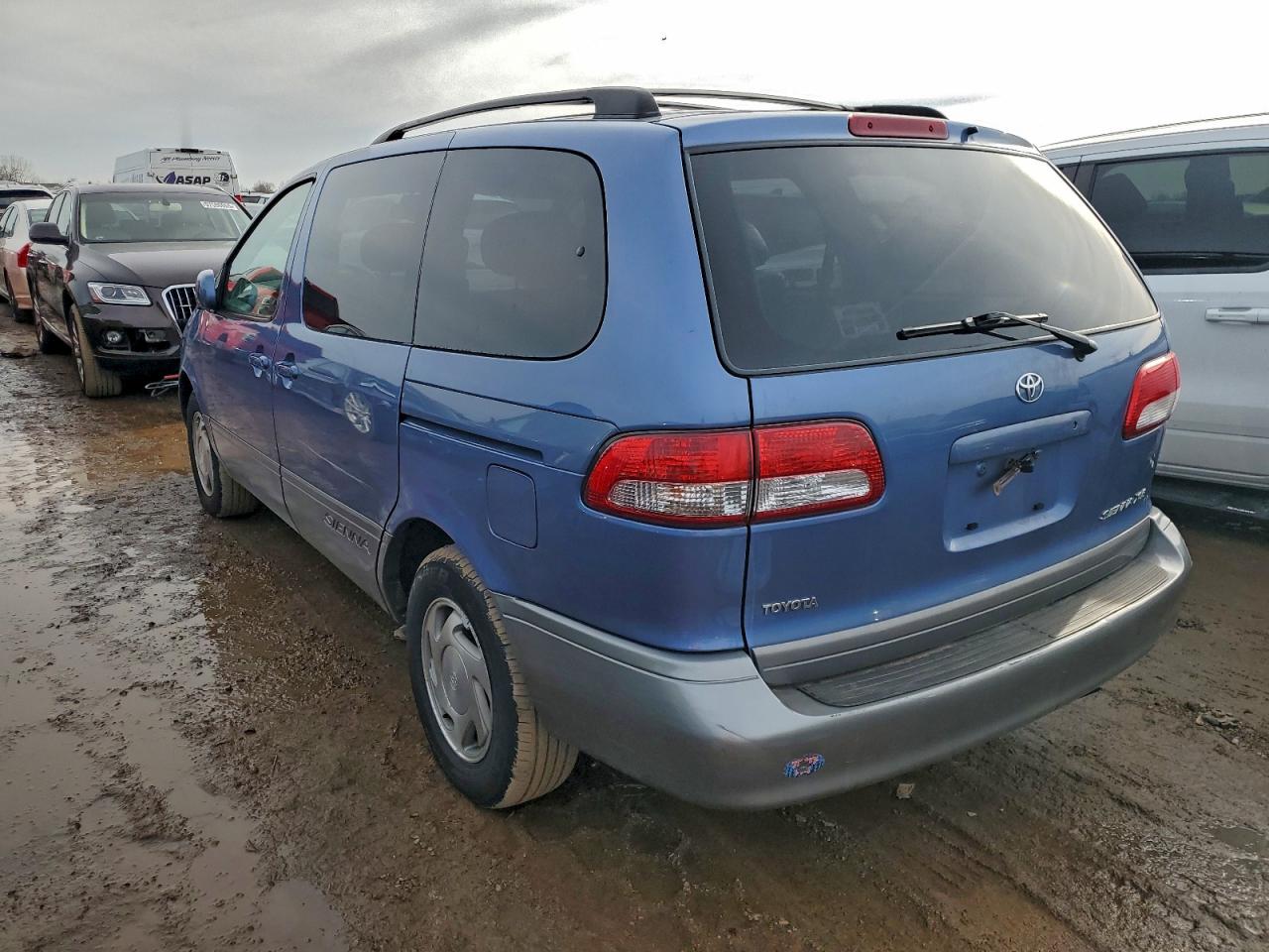 Toyota Sienna Le Image 2