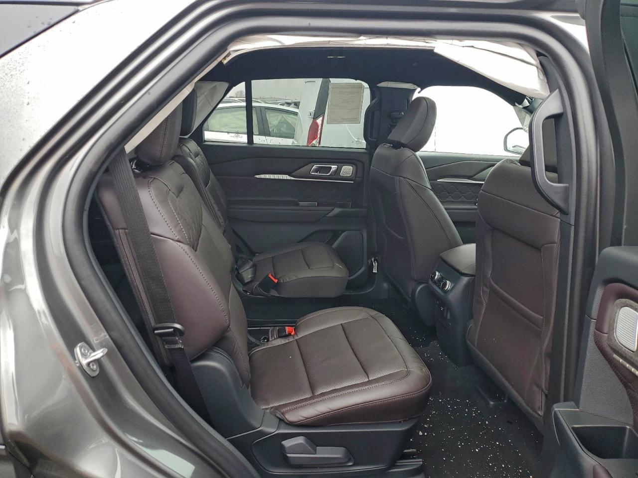 Ford Explorer Platinum Image 10