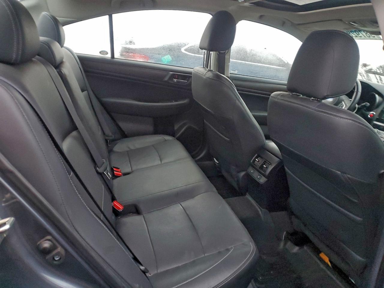 Subaru Legacy 2.5i Limited Image 10