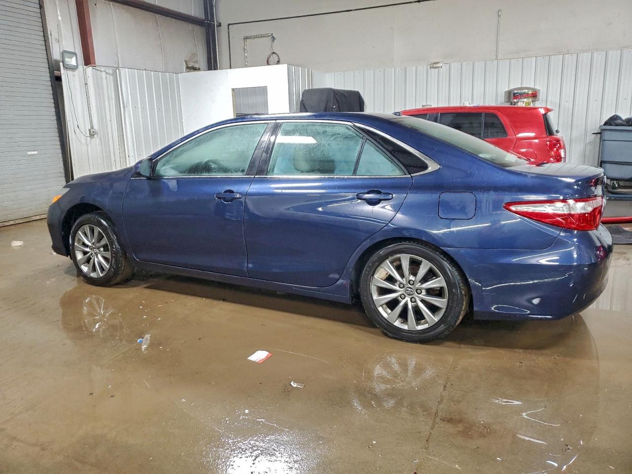 Toyota Camry Le Image 4