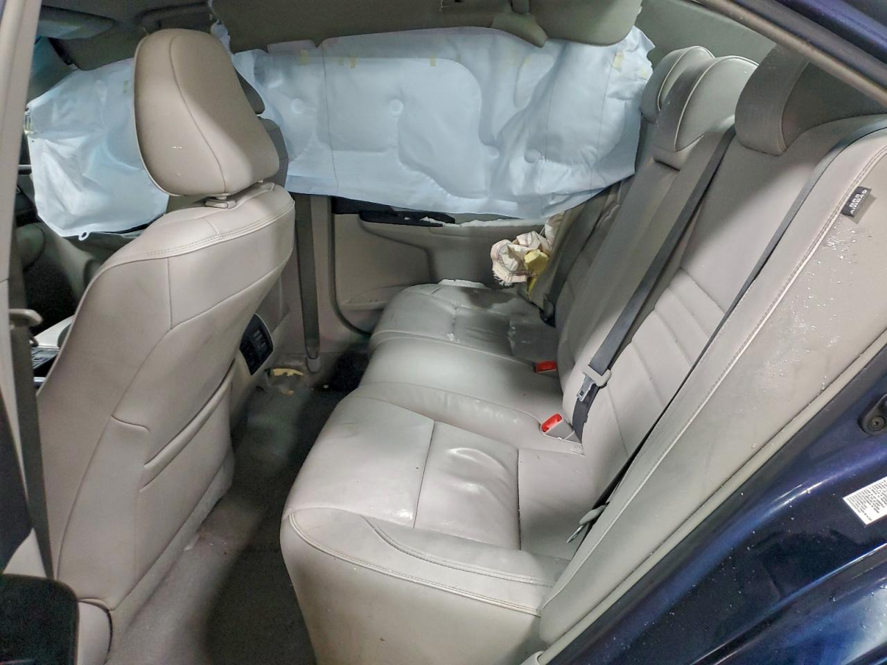 Toyota Camry Le Image 6