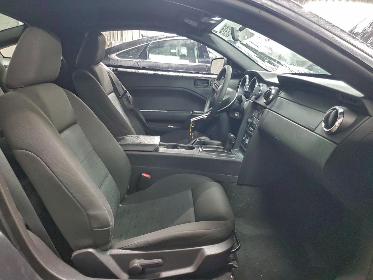 Ford Mustang Image 6