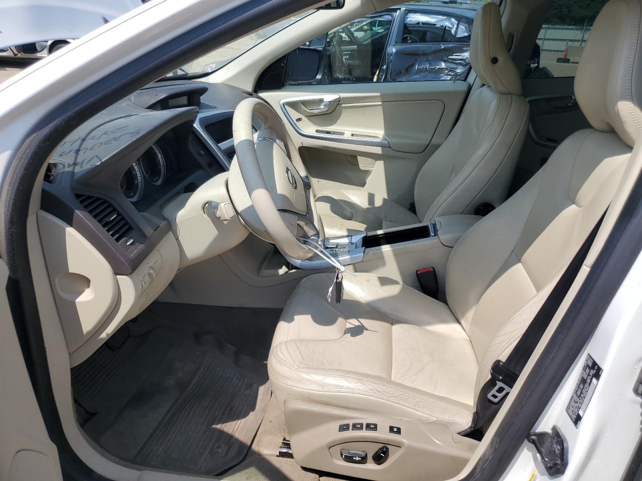 Volvo XC60 T6 Image 2