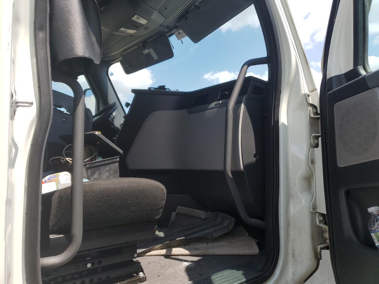 Freightliner Cascadia 1 Image 9