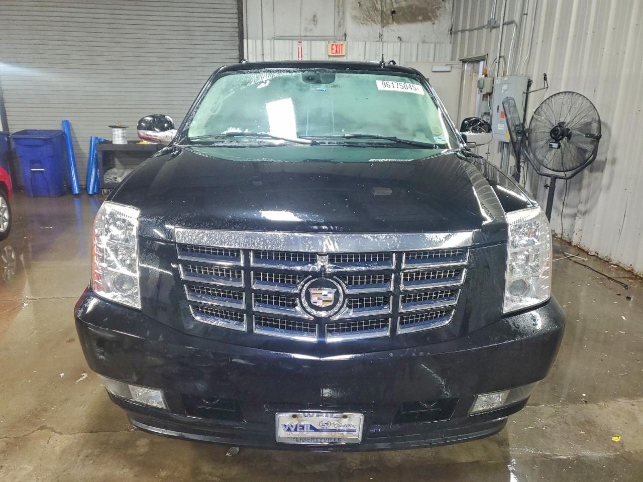 Cadillac Escalade Esv Image 2