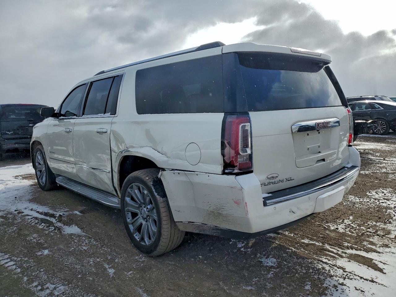 GMC Yukon Denali Image 5