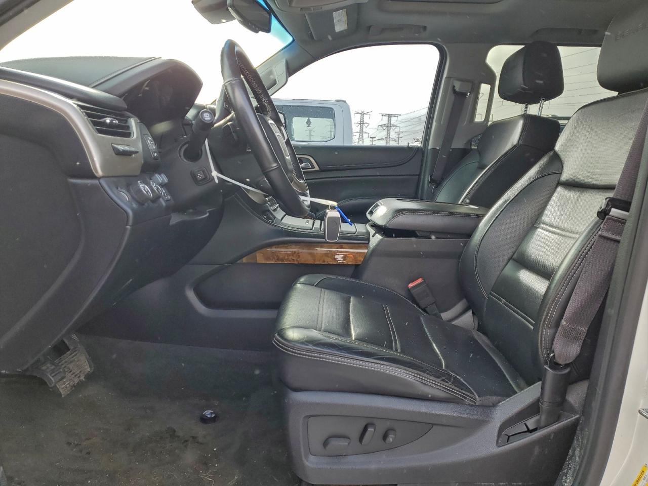 GMC Yukon Denali Image 3