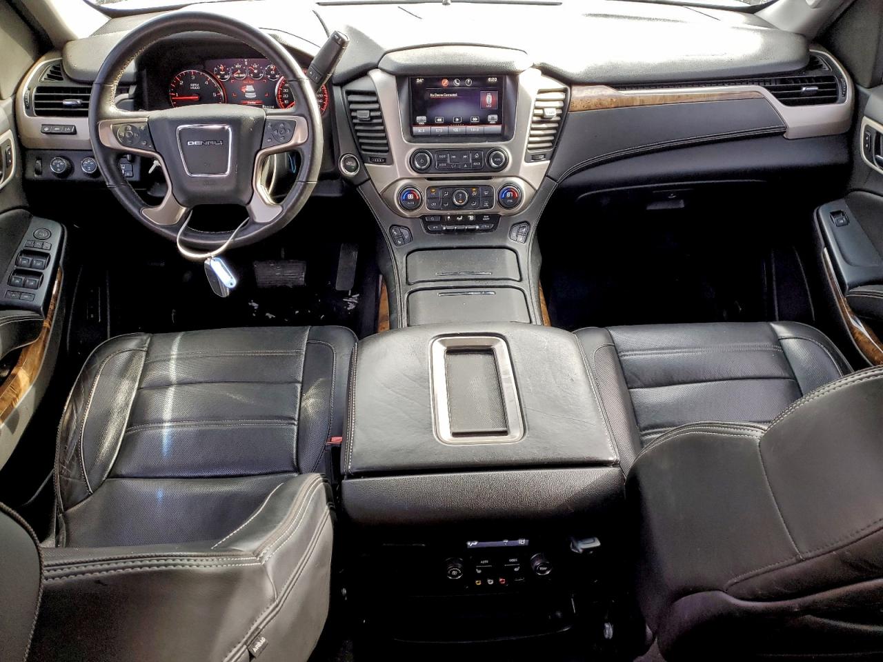 GMC Yukon Denali Image 6