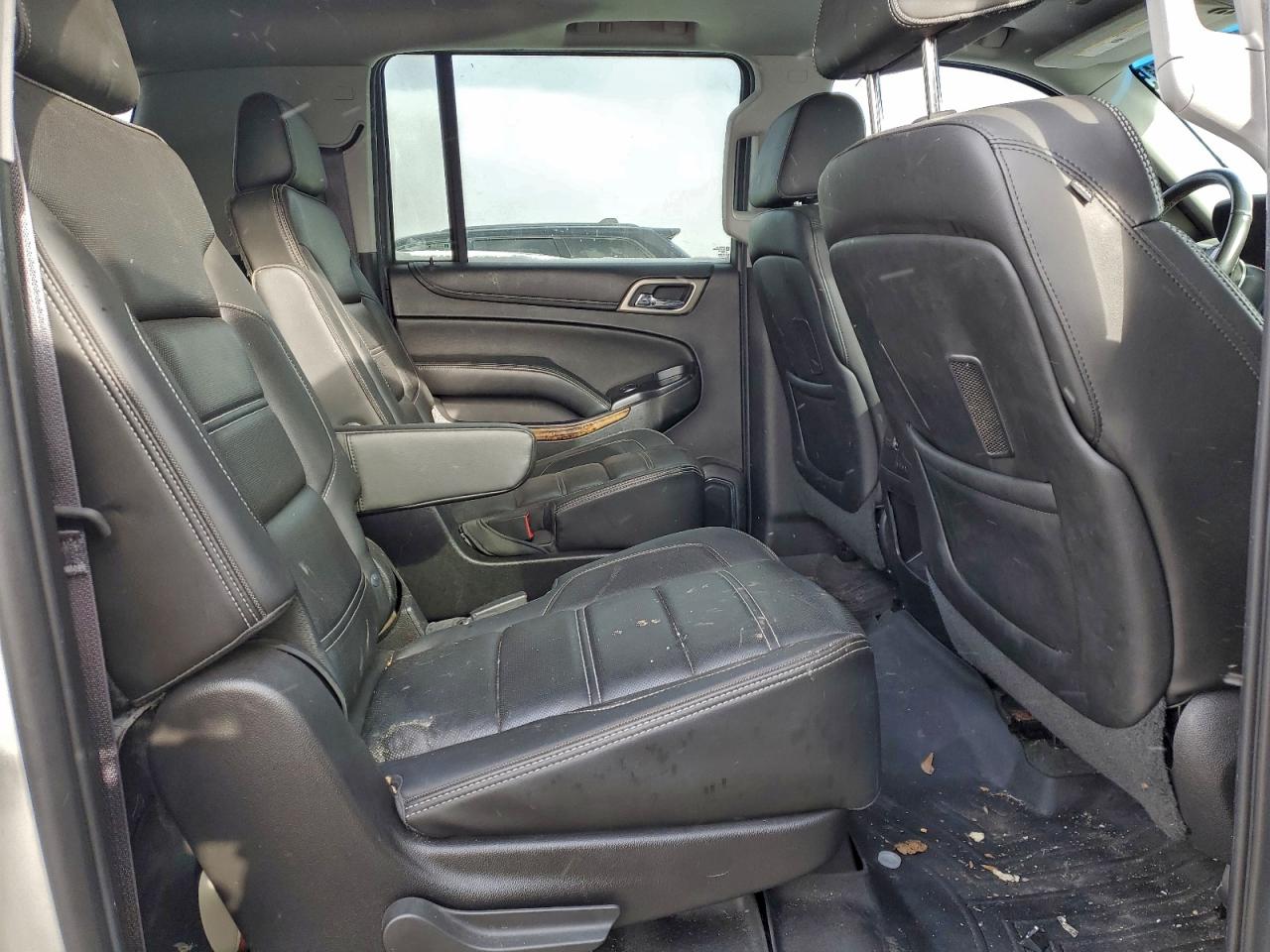 GMC Yukon Denali Image 9