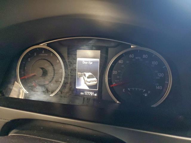 Toyota Camry Le Image 9