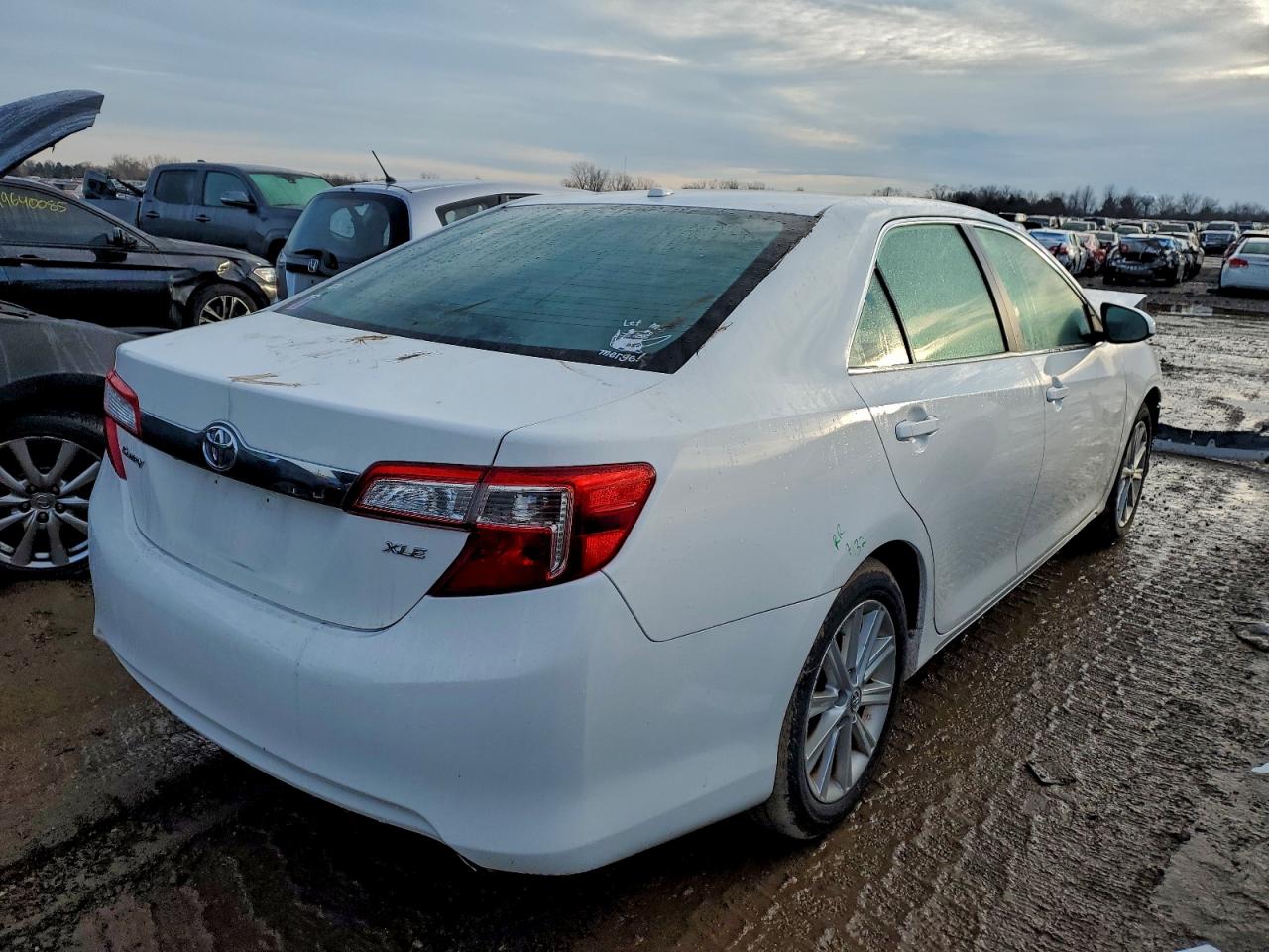 Toyota Camry L Image 2