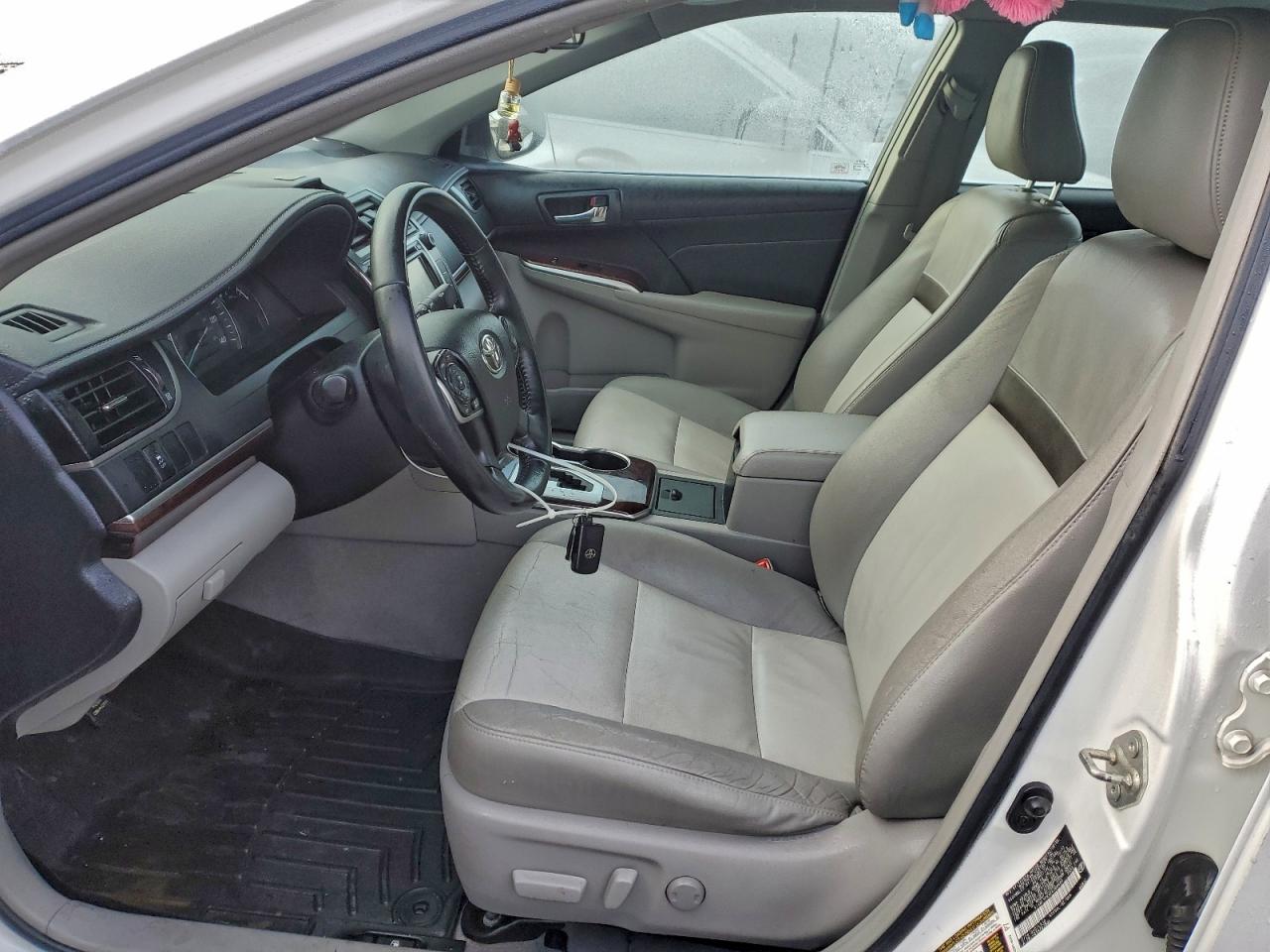 Toyota Camry L Image 4