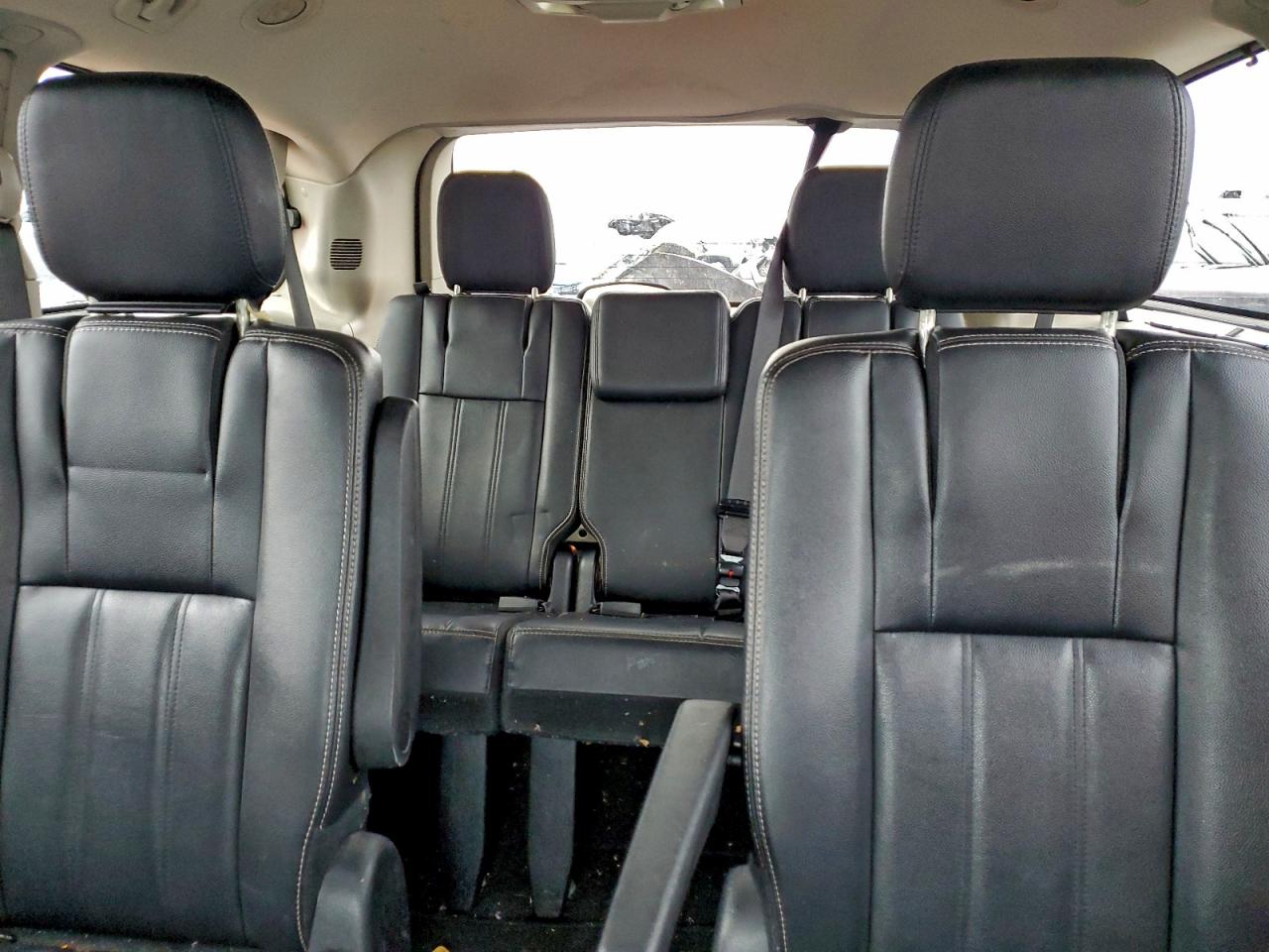 Chrysler Minivan Touring Image 8