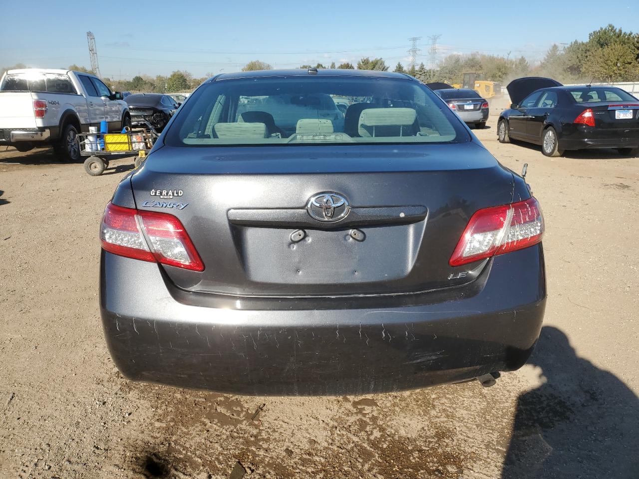 Toyota Camry Base Image 4