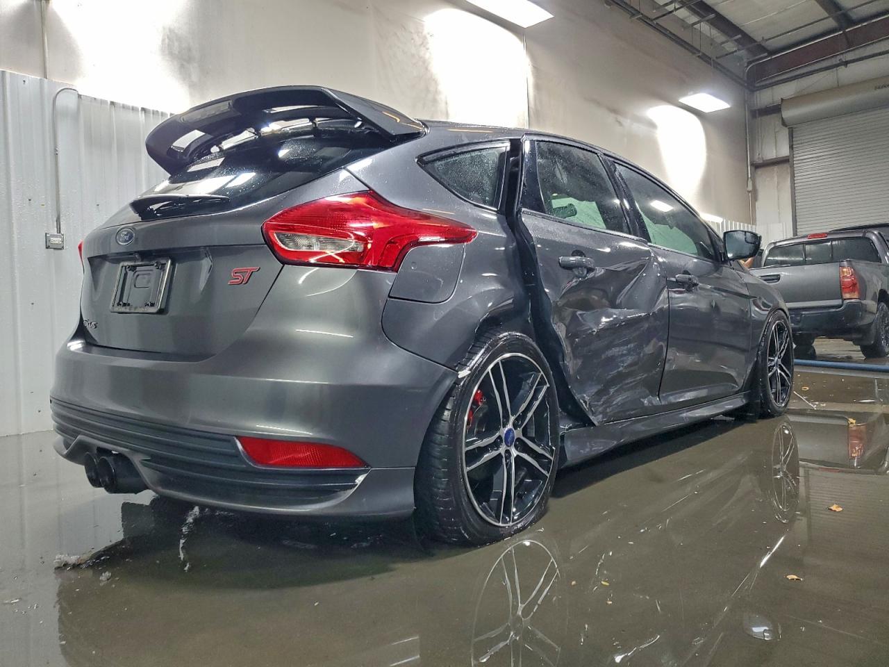 Ford Focus St Image 8