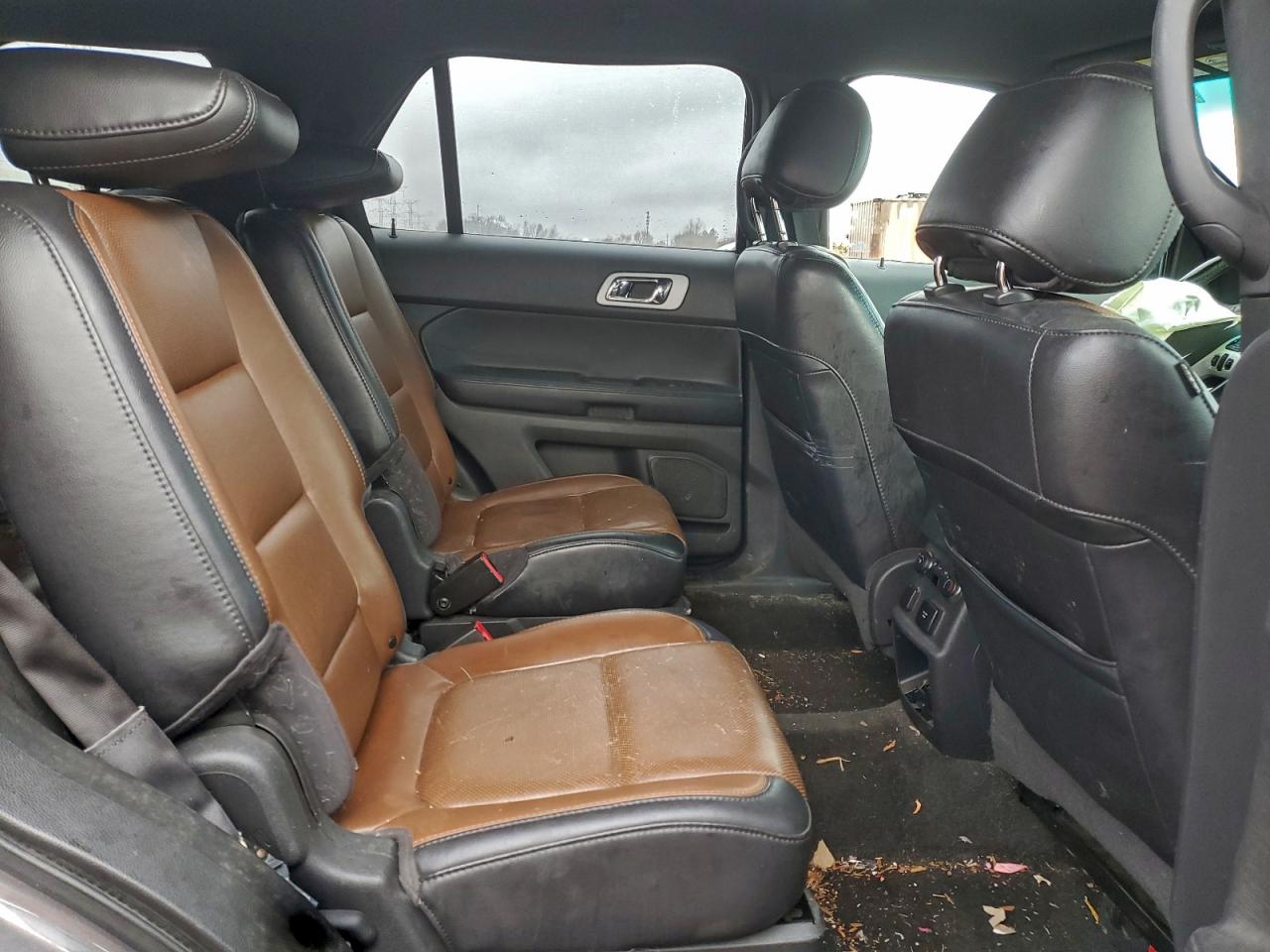 Ford Explorer Limited Image 11