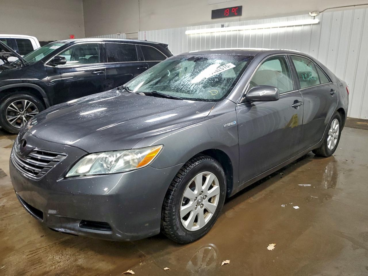 Toyota Camry Hybrid Image 1