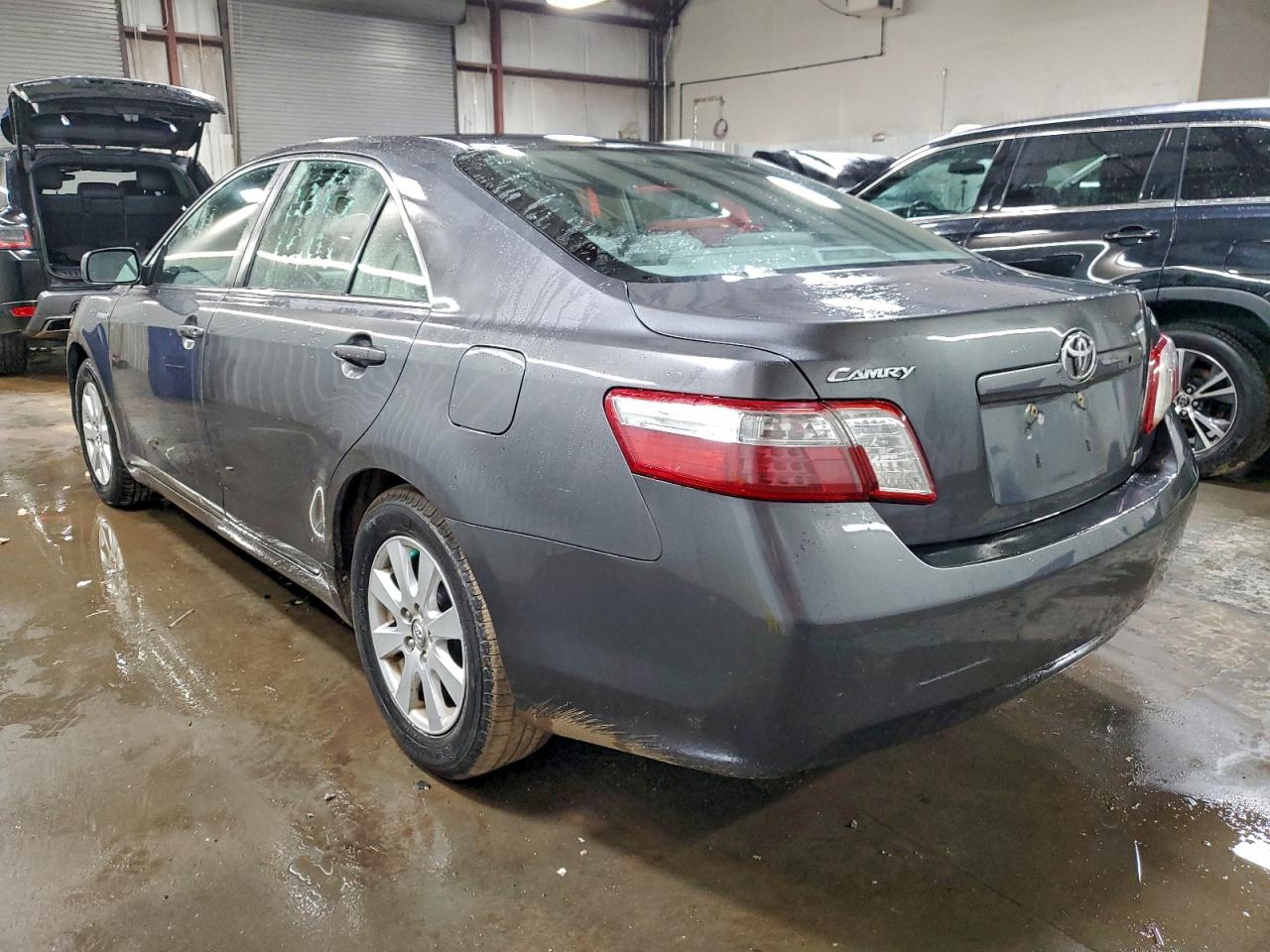 Toyota Camry Hybrid Image 2