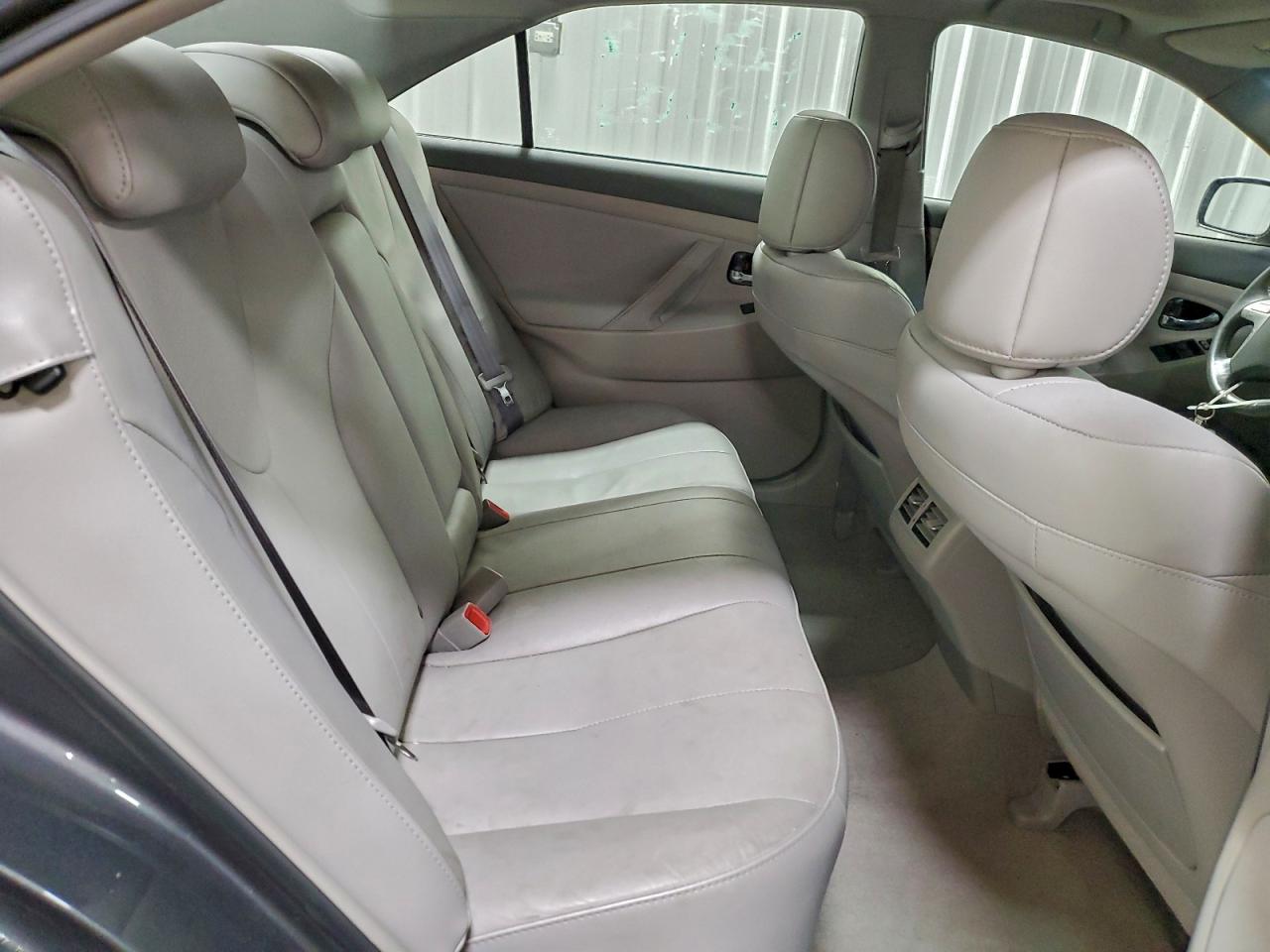 Toyota Camry Hybrid Image 8