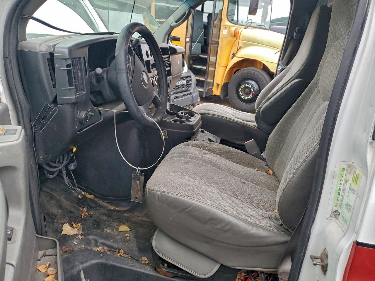 Chevrolet Express Image 2