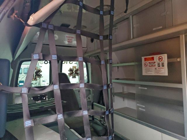 Chevrolet Express Image 12